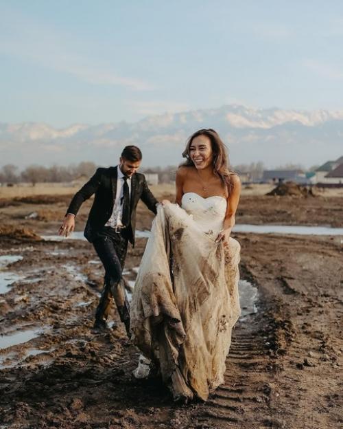 Пара слегка завалилась при позировании, но фотограф не растерялся и нащёлкал забавных кадров! 04