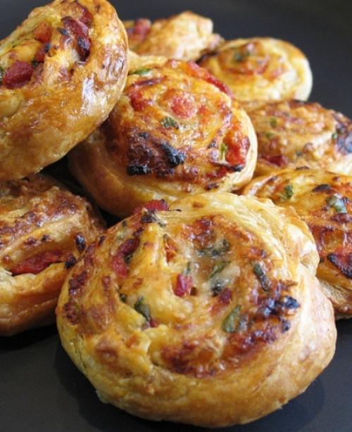 Рулетики из слоеного теста. 01