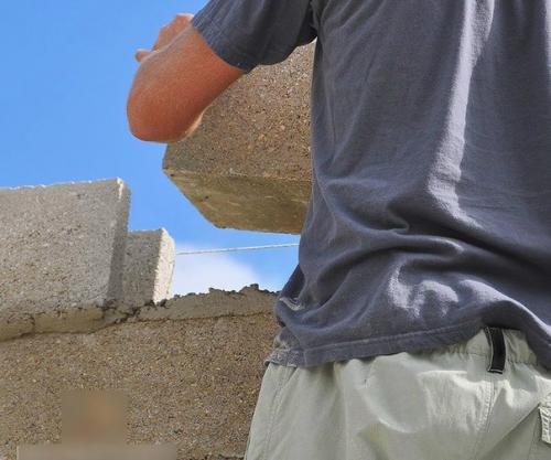 Как построить недорогой забор из необрезной доски. 02 Как построить недорогой забор из необрезной доски. 02