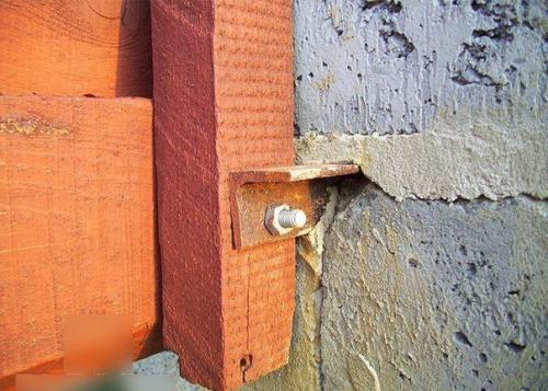 Как построить недорогой забор из необрезной доски. 04 Как построить недорогой забор из необрезной доски. 04