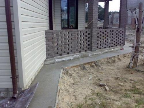 Отмостка дома.  Эта статья поможет узнать об устройстве отмостки вокруг дома. 02