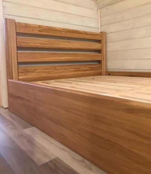 Из массива дуба сделал своими руками вот такую кровать. 03
