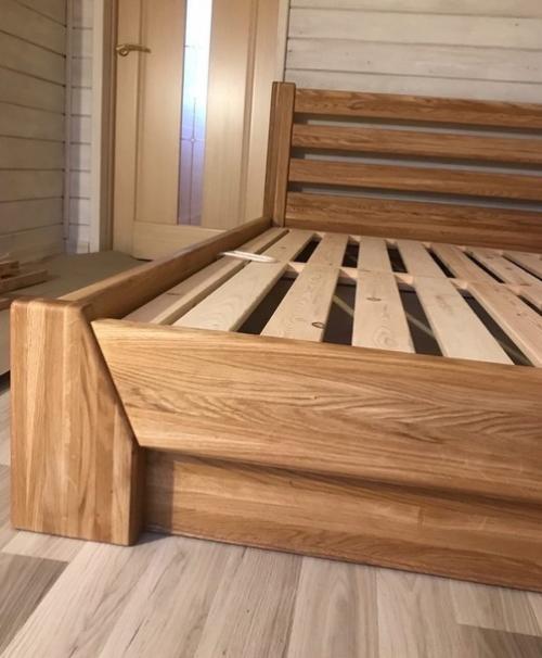 Из массива дуба сделал своими руками вот такую кровать. 01