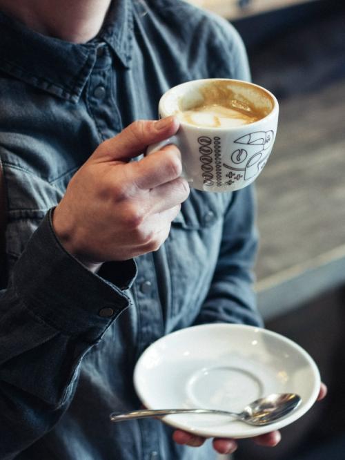 Кофе по утрам поднимает настроение лучше многих других способов и помогает справляться с тревогой, показало недавнее исследование. 01