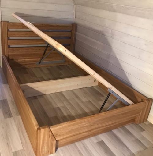 Из массива дуба сделал своими руками вот такую кровать. 04