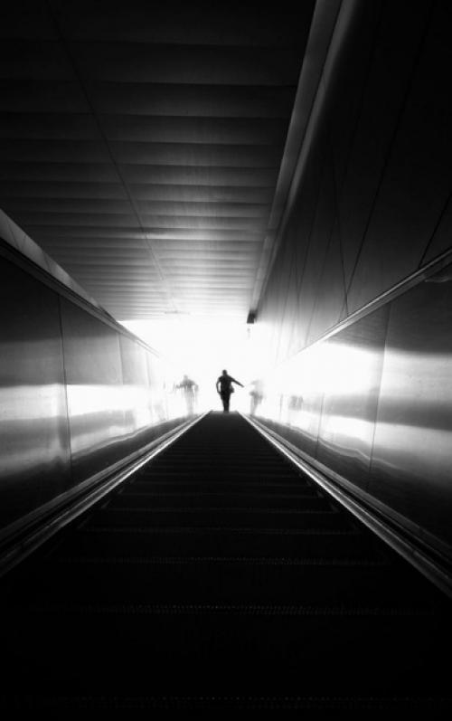 Адепт урбанизма уличный фотограф Mark Fearnley настоящий мастер использовать ведущие линии тени и геометрию пространства. 08