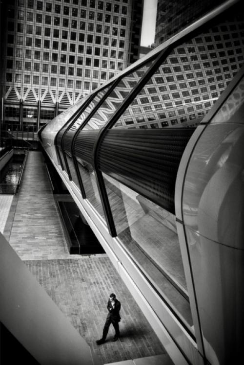 Адепт урбанизма уличный фотограф Mark Fearnley настоящий мастер использовать ведущие линии тени и геометрию пространства. 07