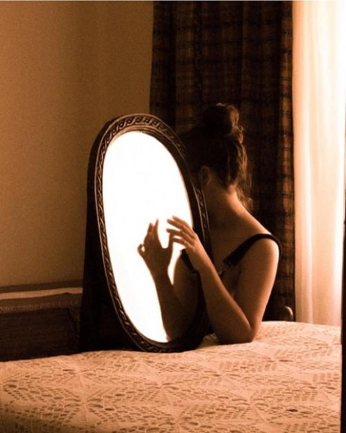 Фотограф Sarah Latif делает весьма эстетичные автопортреты и портреты своего котейки по кличке вито. 02