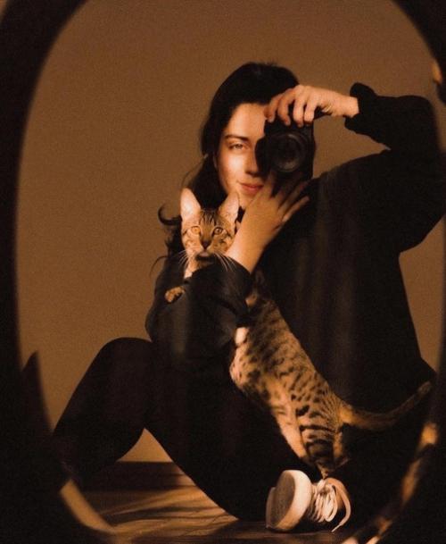 Фотограф Sarah Latif делает весьма эстетичные автопортреты и портреты своего котейки по кличке вито. 03