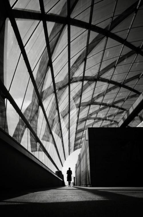 Адепт урбанизма уличный фотограф Mark Fearnley настоящий мастер использовать ведущие линии тени и геометрию пространства. 02