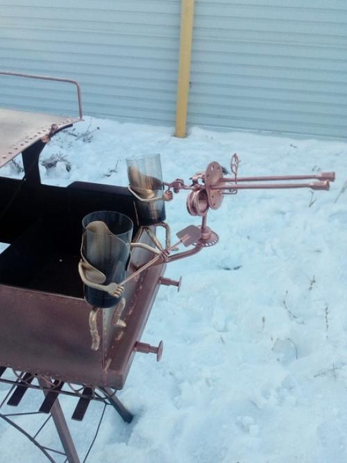 Когда забыла, что на ёлке снег, решила сфоткать с веточкой и весь снег обрушился на модель. 03