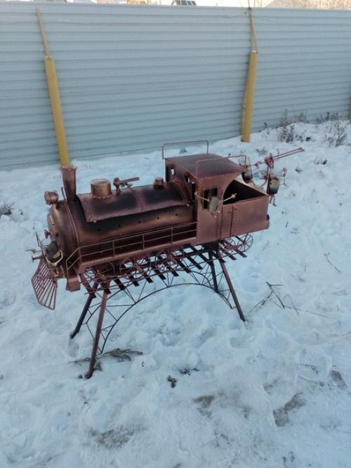 Когда забыла, что на ёлке снег, решила сфоткать с веточкой и весь снег обрушился на модель. 01