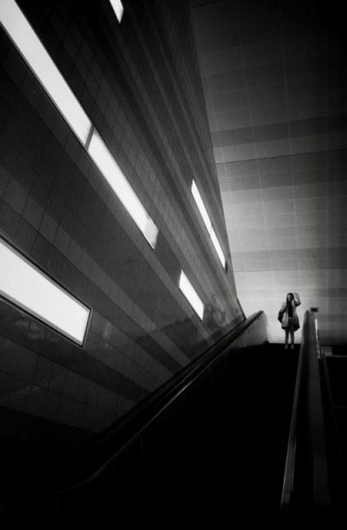 Адепт урбанизма уличный фотограф Mark Fearnley настоящий мастер использовать ведущие линии тени и геометрию пространства. 04