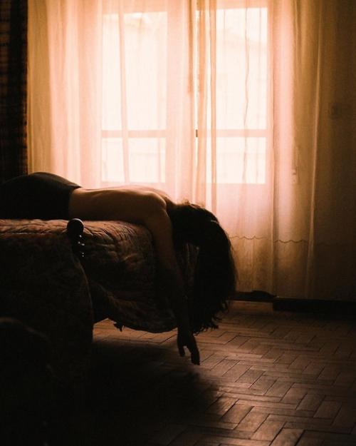 Фотограф Sarah Latif делает весьма эстетичные автопортреты и портреты своего котейки по кличке вито. 08