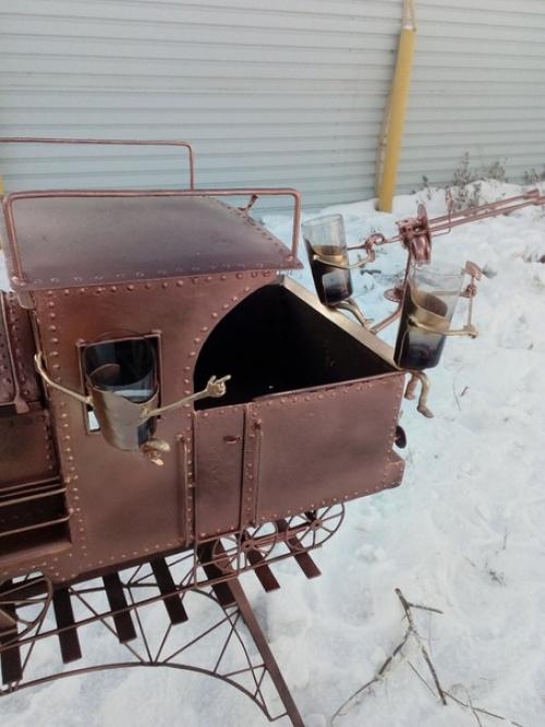 Когда забыла, что на ёлке снег, решила сфоткать с веточкой и весь снег обрушился на модель. 07