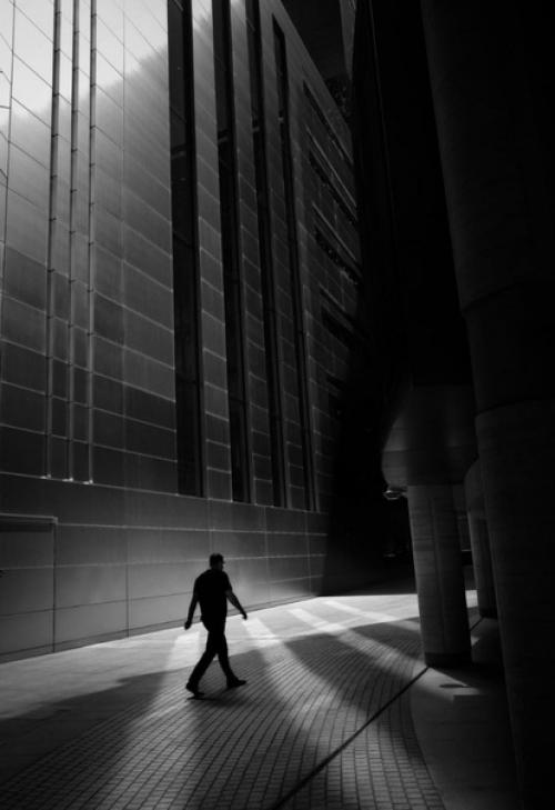 Адепт урбанизма уличный фотограф Mark Fearnley настоящий мастер использовать ведущие линии тени и геометрию пространства. 06