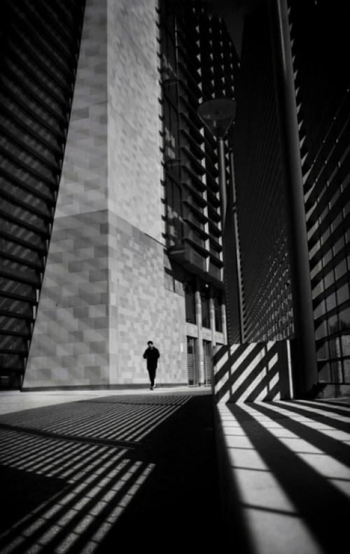 Адепт урбанизма уличный фотограф Mark Fearnley настоящий мастер использовать ведущие линии тени и геометрию пространства. 05