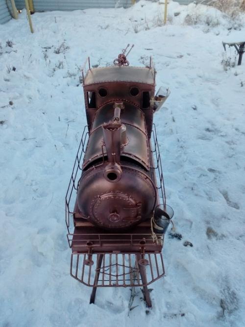 Когда забыла, что на ёлке снег, решила сфоткать с веточкой и весь снег обрушился на модель. 02