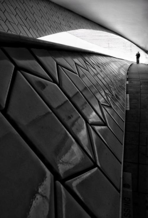 Адепт урбанизма уличный фотограф Mark Fearnley настоящий мастер использовать ведущие линии тени и геометрию пространства. 01
