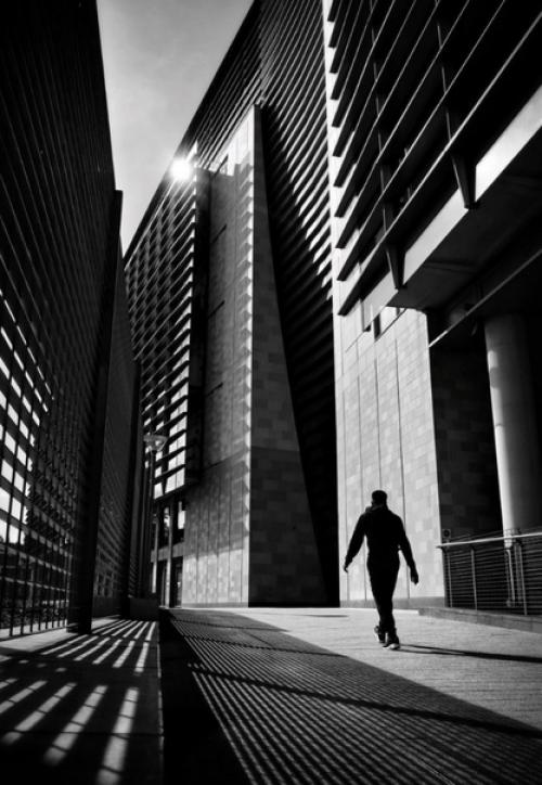 Адепт урбанизма уличный фотограф Mark Fearnley настоящий мастер использовать ведущие линии тени и геометрию пространства. 03