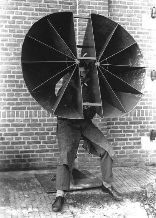 Когда не было радиолокаторов, вражью авиацию приходилось выслушивать ушами. 08