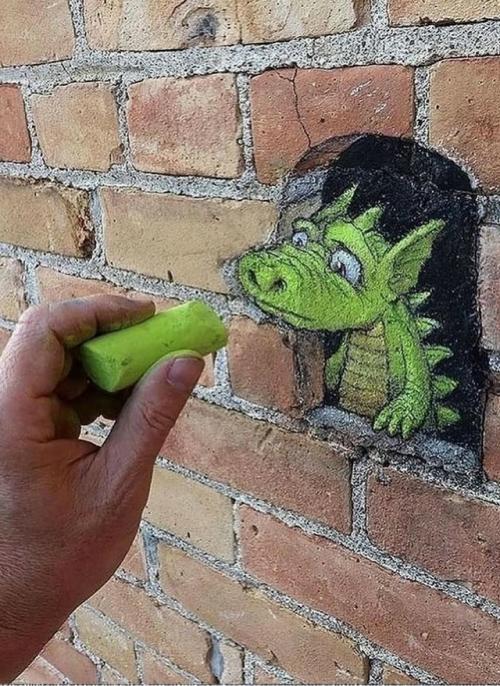 Трещины на тротуарах превращаются в целые миры художника. 02