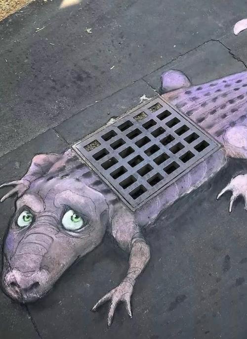 Трещины на тротуарах превращаются в целые миры художника. 08