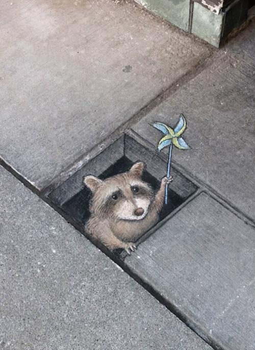 Трещины на тротуарах превращаются в целые миры художника. 05