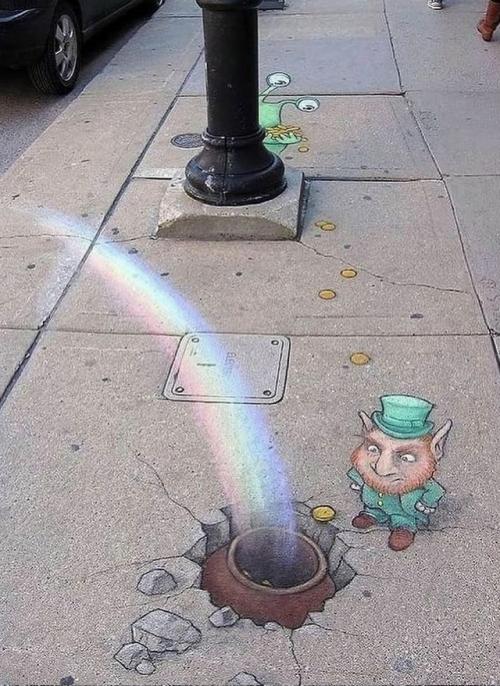 Трещины на тротуарах превращаются в целые миры художника. 04