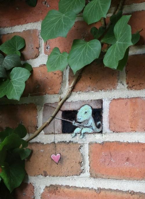 Трещины на тротуарах превращаются в целые миры художника. 06