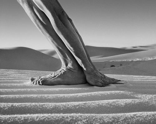 Фотограф свое нагое тело для создания фантастических миров использует. 03