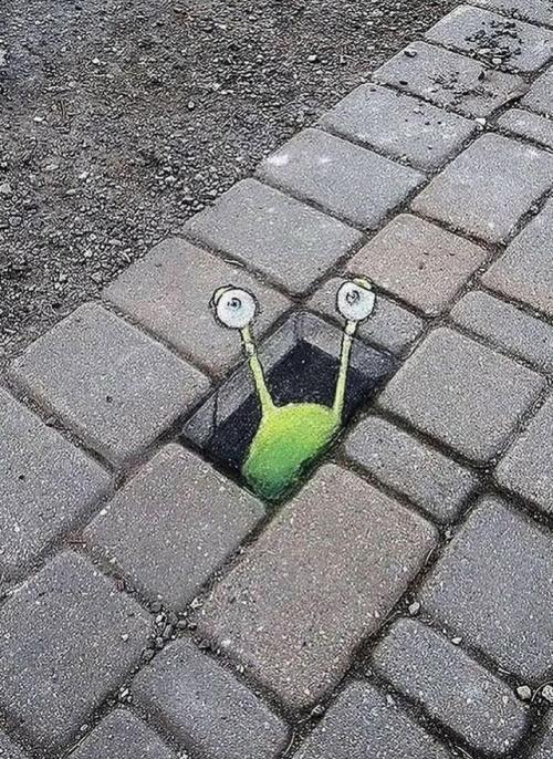 Трещины на тротуарах превращаются в целые миры художника. 03