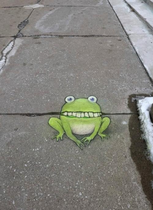 Трещины на тротуарах превращаются в целые миры художника. 09