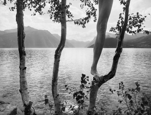 Фотограф свое нагое тело для создания фантастических миров использует. 04