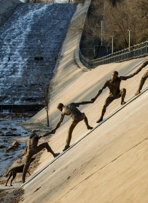 В Алматы установили памятник истории спасения собаки живой цепью. 02
