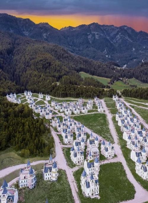 Проект за 200 миллионов долларов превратился в странный город - призрак. 04