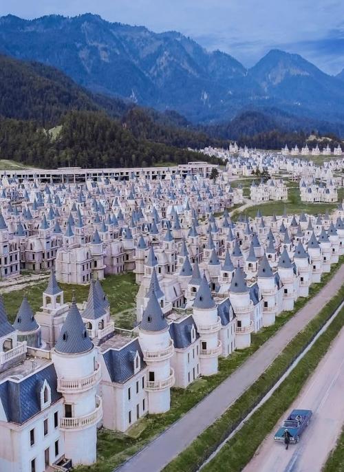 Проект за 200 миллионов долларов превратился в странный город - призрак. 02