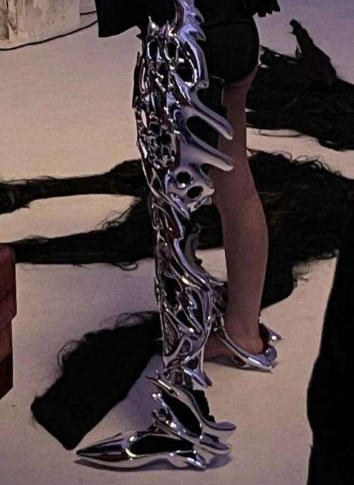 Одни из первых протезов использовали ещё в эпоху древнего Рима. 01