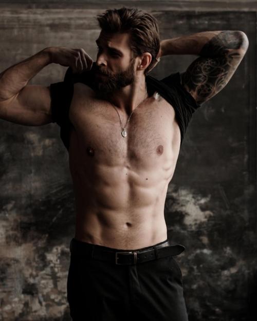 Мужскому портрету хорошо подходит съёмка с минимальным количеством цветов и съёмка в низком ключе. 07