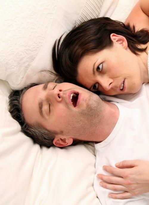 В России растёт число пар, которые вынуждены спать раздельно из-за храпа. 01