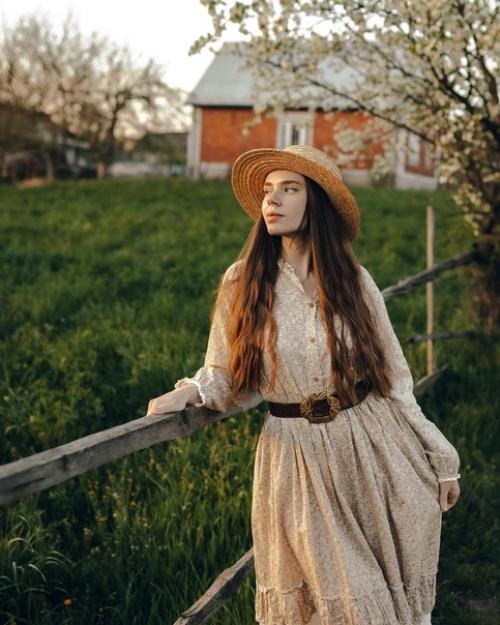 Фотограф: Аlеksееv Piсturеs.  Нежная весенняя фотосессия в деревне в золотой час может быть очаровательным и романтичным опытом. 03