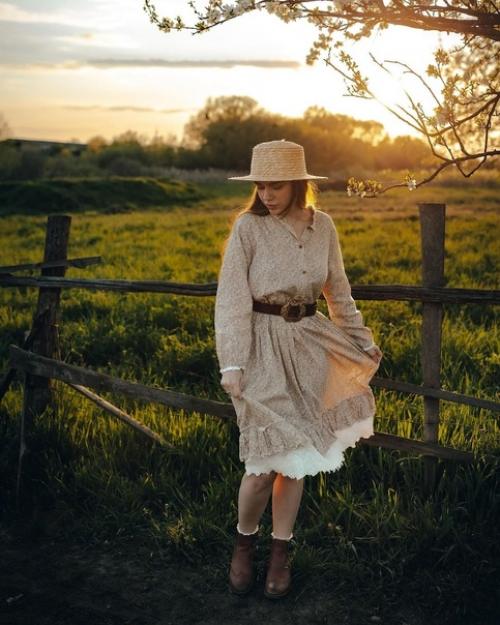 Фотограф: Аlеksееv Piсturеs.  Нежная весенняя фотосессия в деревне в золотой час может быть очаровательным и романтичным опытом. 08