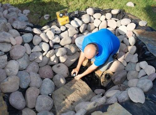 Водопад на даче.  Водная стихия над человеком прямо-таки мистическую власть имеет. 08