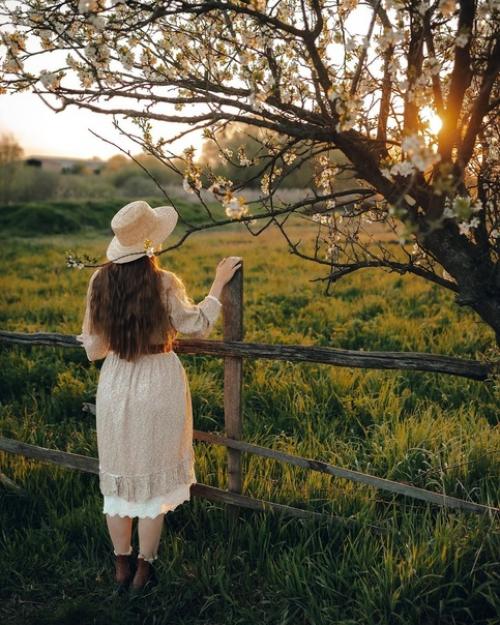 Фотограф: Аlеksееv Piсturеs.  Нежная весенняя фотосессия в деревне в золотой час может быть очаровательным и романтичным опытом. 05