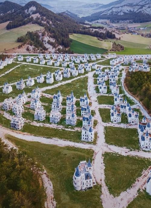 Проект за 200 миллионов долларов превратился в странный город - призрак. 05