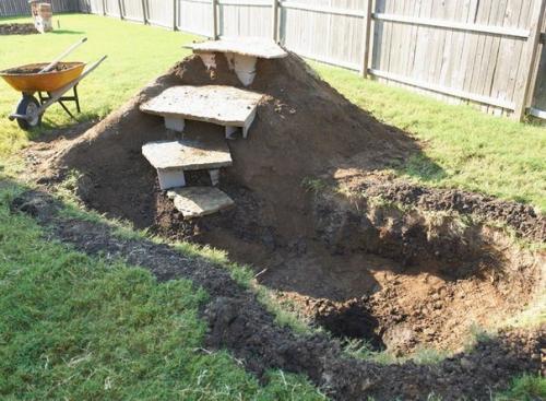 Водопад на даче.  Водная стихия над человеком прямо-таки мистическую власть имеет. 03