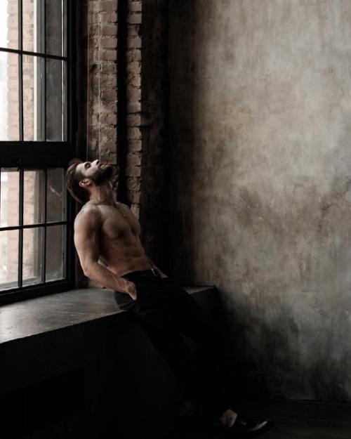 Мужскому портрету хорошо подходит съёмка с минимальным количеством цветов и съёмка в низком ключе. 08