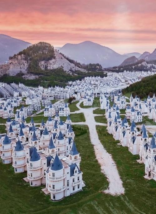 Проект за 200 миллионов долларов превратился в странный город - призрак. 01