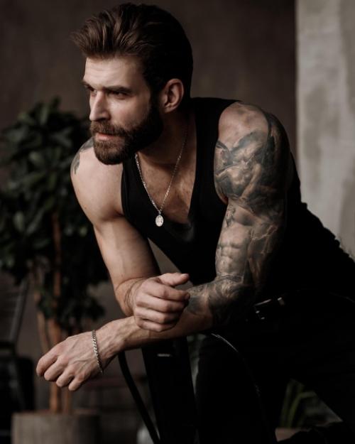 Мужскому портрету хорошо подходит съёмка с минимальным количеством цветов и съёмка в низком ключе. 02