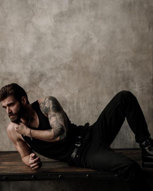 Мужскому портрету хорошо подходит съёмка с минимальным количеством цветов и съёмка в низком ключе. 04